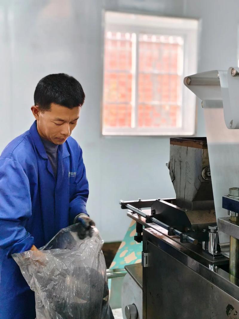 工人在社会发展中至关重要，讲述工厂车间里他们辛勤的日常