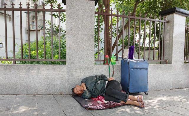 街头粗野流浪者引关注！分析其生存现状及行为特点