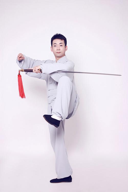 男子气功常见武器之长剑：形态轻巧且功能独特，助修炼者深化身心
