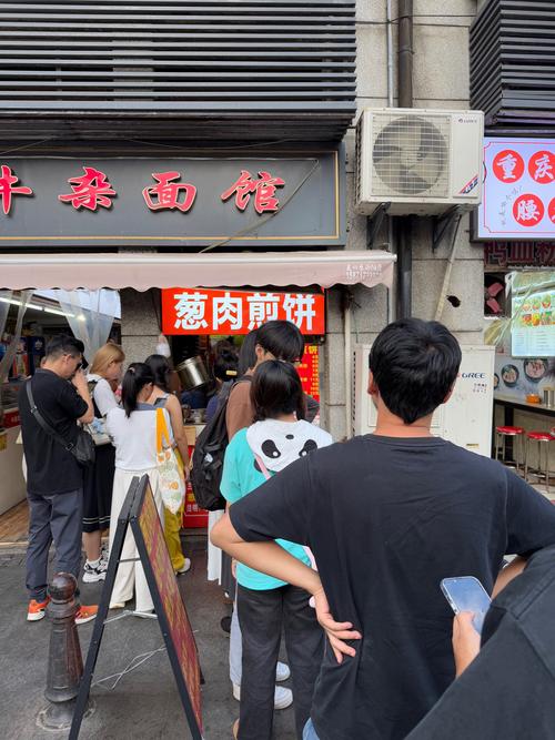 探索QQ餐厅美食天地：吃货们的排队热情与美食期待
