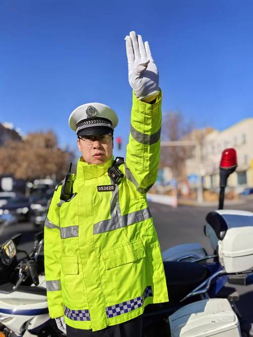 交通指挥官：坚守街头巷尾，无惧寒暑噪音保出行畅通